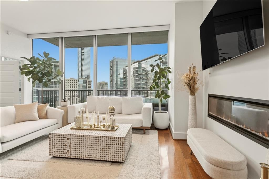 2 bedroom, 2 bathroom, 1,196 sq ft condominium for sale at 1080 Peachtree Street 1712, Atlanta, GA 30309 — photo 1 of 49