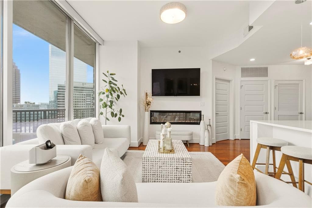 2 bedroom, 2 bathroom, 1,196 sq ft condominium for sale at 1080 Peachtree Street 1712, Atlanta, GA 30309 — photo 2
