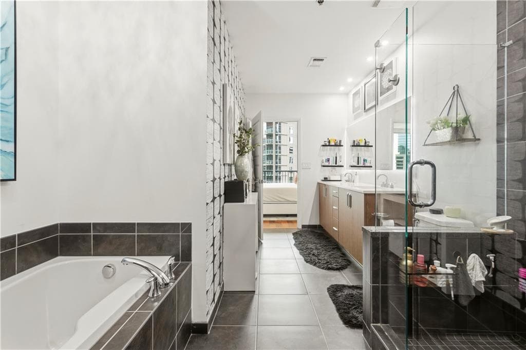 2 bedroom, 2 bathroom, 1,196 sq ft condominium for sale at 1080 Peachtree Street 1712, Atlanta, GA 30309 — photo 5