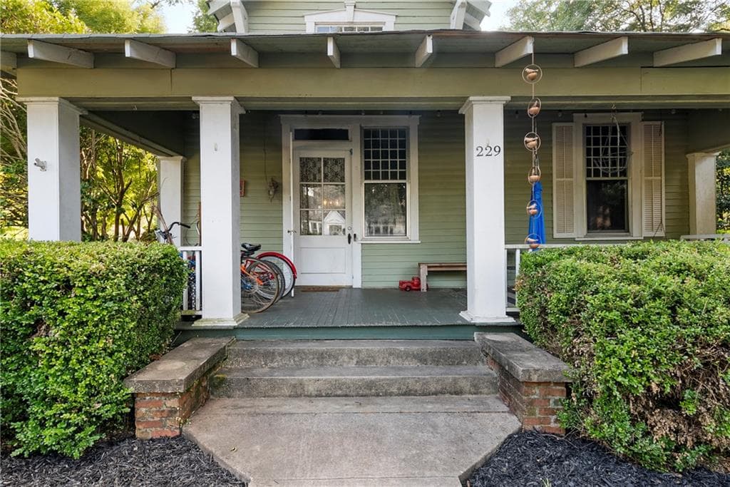 5 bedroom, 3 bathroom, 2,655 sq ft single family residence under contract at 229 N Church Street, Winterville, GA 30683 — photo 2