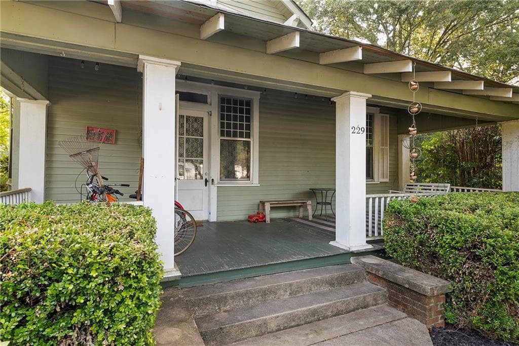 5 bedroom, 3 bathroom, 2,655 sq ft single family residence under contract at 229 N Church Street, Winterville, GA 30683 — photo 3