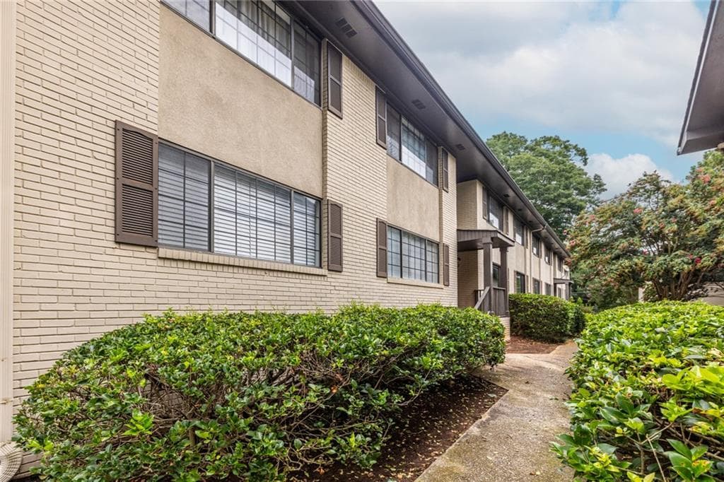 1 bedroom, 1 bathroom, 840 sq ft condominium for sale at 410 Candler Park Drive C-6, Atlanta, GA 30307 — photo 3