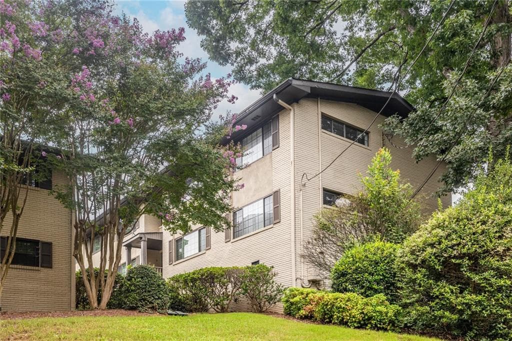 1 bedroom, 1 bathroom, 840 sq ft condominium for sale at 410 Candler Park Drive C-6, Atlanta, GA 30307 — photo 2