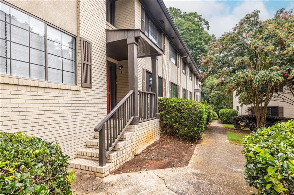 1 bedroom, 1 bathroom, 840 sq ft condominium for sale at 410 Candler Park Drive C-6, Atlanta, GA 30307 — photo 4