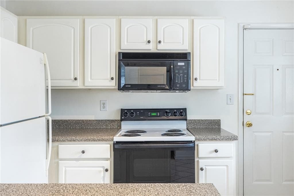 1 bedroom, 1 bathroom, 840 sq ft condominium for sale at 410 Candler Park Drive C-6, Atlanta, GA 30307 — photo 8