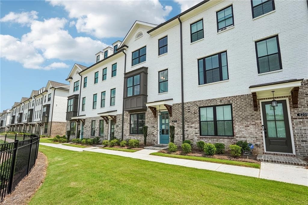 3 bedroom, 4 bathroom, 2,004 sq ft townhouse for sale at 4211 Millcroft Place 215, Buford, GA 30518 — photo 2
