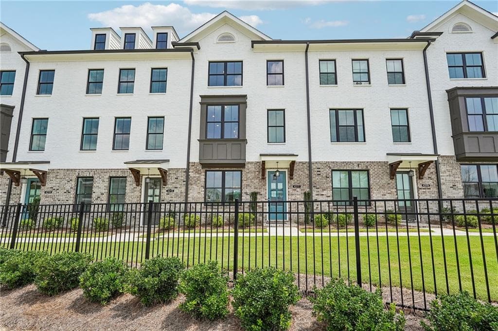 3 bedroom, 4 bathroom, 2,004 sq ft townhouse for sale at 4211 Millcroft Place 215, Buford, GA 30518 — photo 3