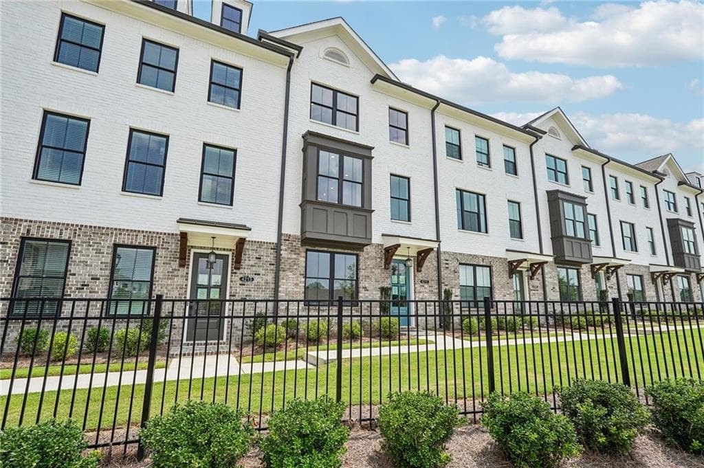 3 bedroom, 4 bathroom, 2,004 sq ft townhouse for sale at 4211 Millcroft Place 215, Buford, GA 30518 — photo 5