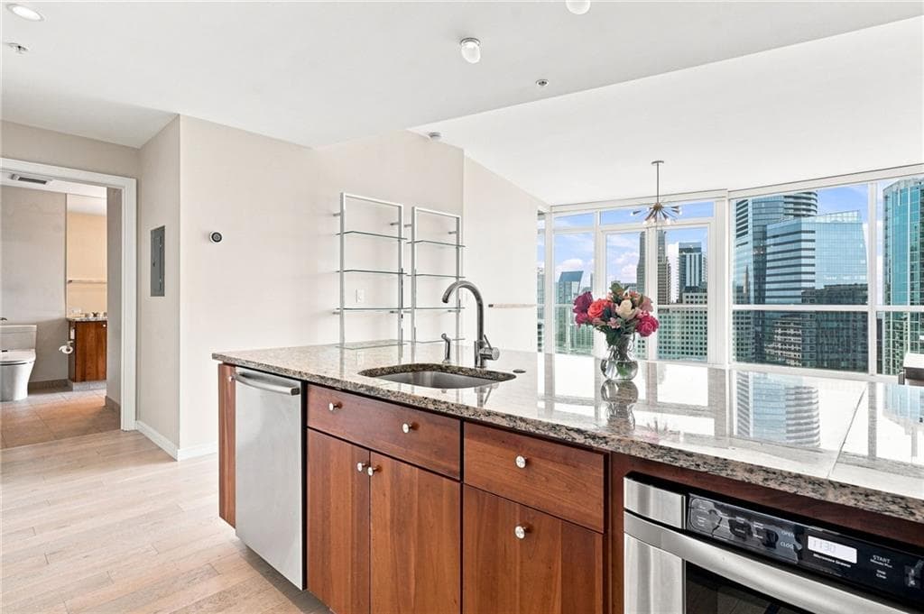 1 bedroom, 1 bathroom, 930 sq ft condominium for sale at 3325 Piedmont Road 1910, Atlanta, GA 30305 — photo 6