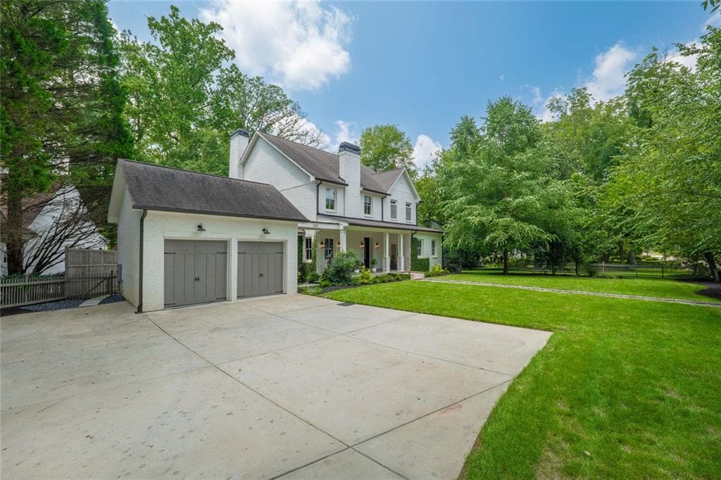 5 bedroom, 5 bathroom, 5,525 sq ft single family residence for sale at 3882 Wieuca Road, Atlanta, GA 30342 — photo 2