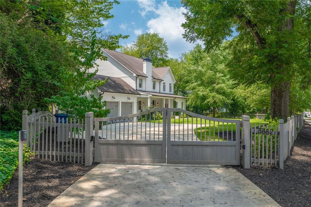 5 bedroom, 5 bathroom, 5,525 sq ft single family residence for sale at 3882 Wieuca Road, Atlanta, GA 30342 — photo 4