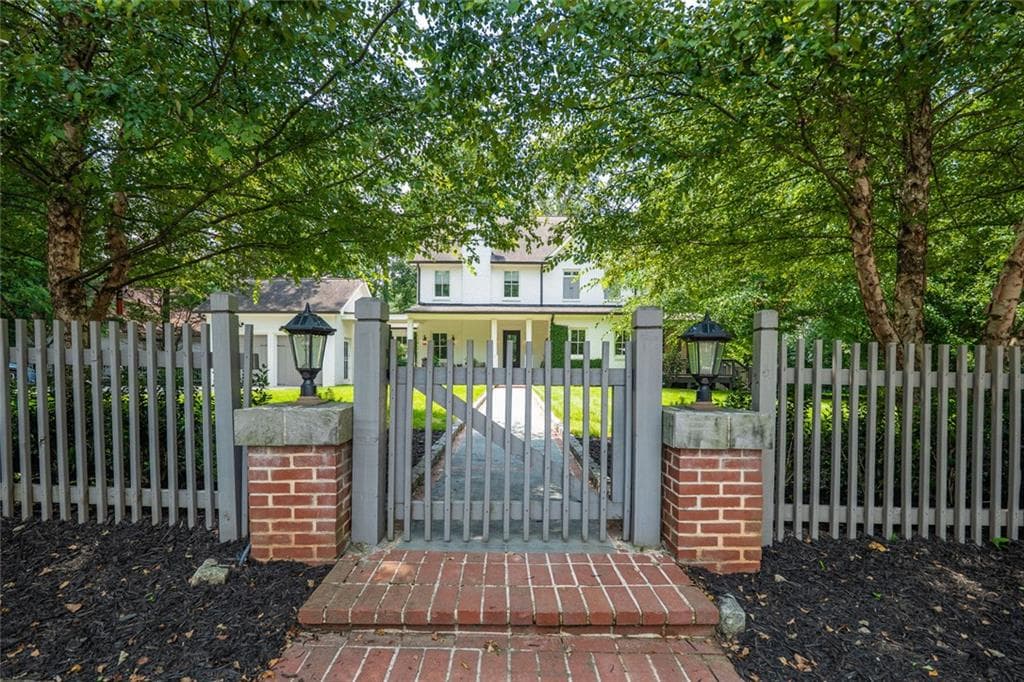 5 bedroom, 5 bathroom, 5,525 sq ft single family residence for sale at 3882 Wieuca Road, Atlanta, GA 30342 — photo 5