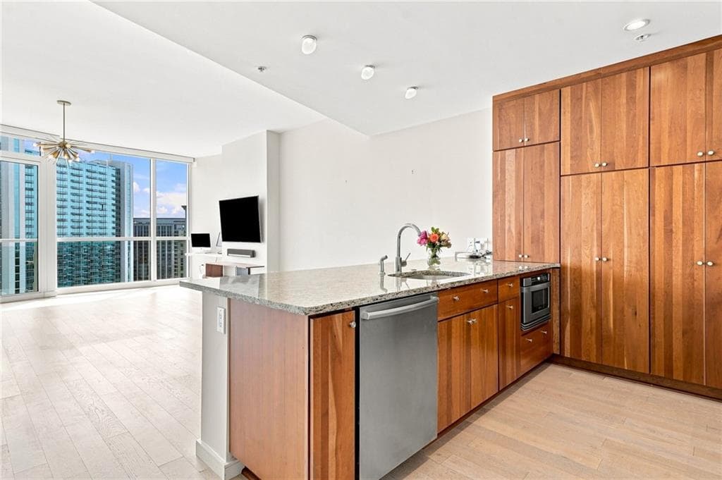1 bedroom, 1 bathroom, 930 sq ft condominium for sale at 3325 Piedmont Road 1910, Atlanta, GA 30305 — photo 7