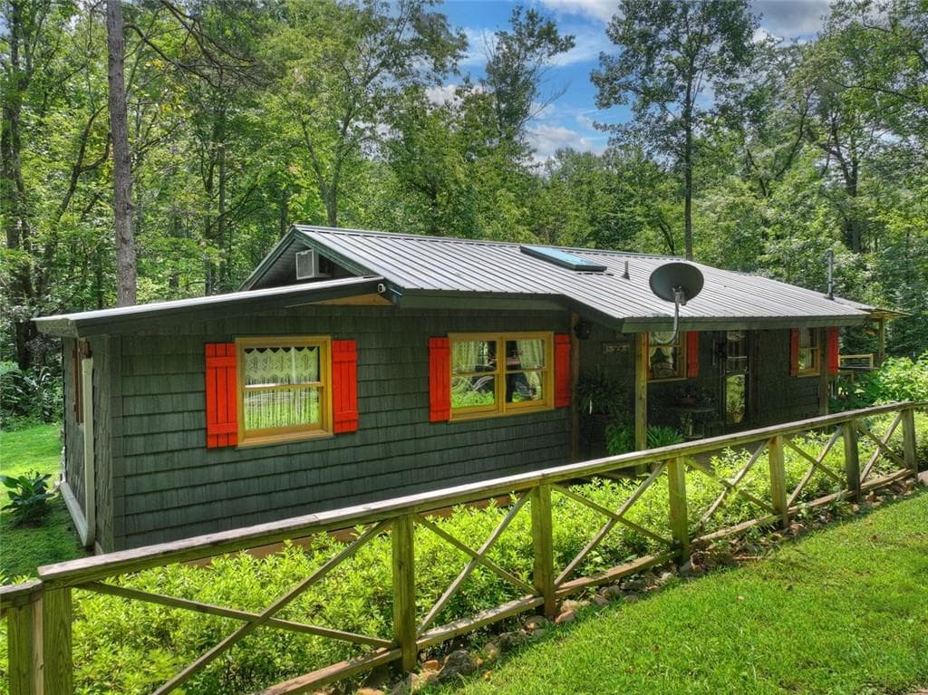 1 bedroom, 1 bathroom, 666 sq ft single family residence under contract at 100 Wing Circle, Ellijay, GA 30536 — photo 2