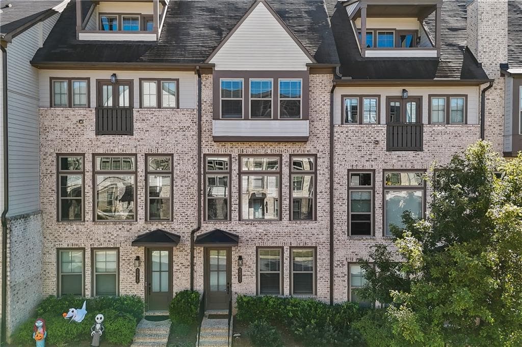 3 bedroom, 4 bathroom, 2,340 sq ft townhouse for sale at 2423 Figaro Drive, Atlanta, GA 30339 — photo 2