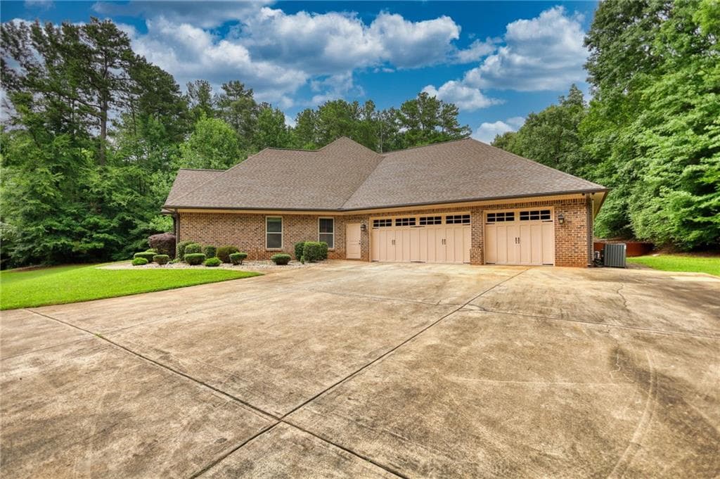 7 bedroom, 7 bathroom, 6,365 sq ft single family residence for sale at 360 Wyldewoode Drive, Mcdonough, GA 30253 — photo 5