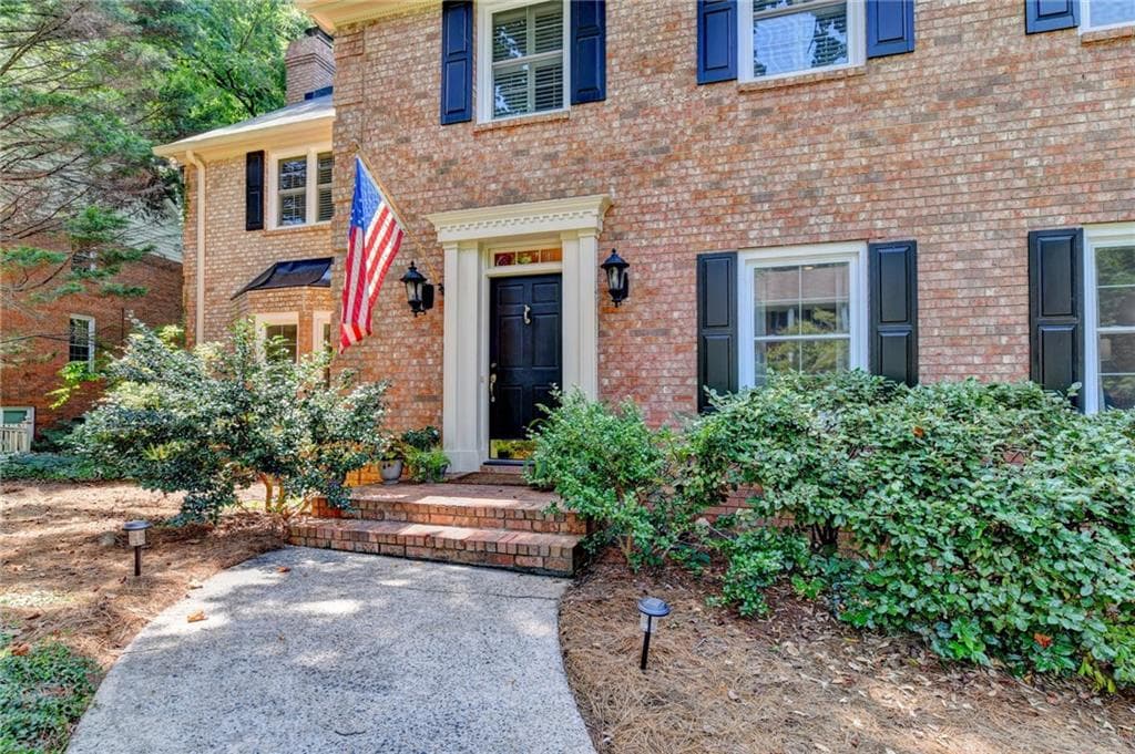 4 bedroom, 4 bathroom, 3,148 sq ft single family residence under contract at 585 Cambridge Way, Sandy Springs, GA 30328 — photo 3