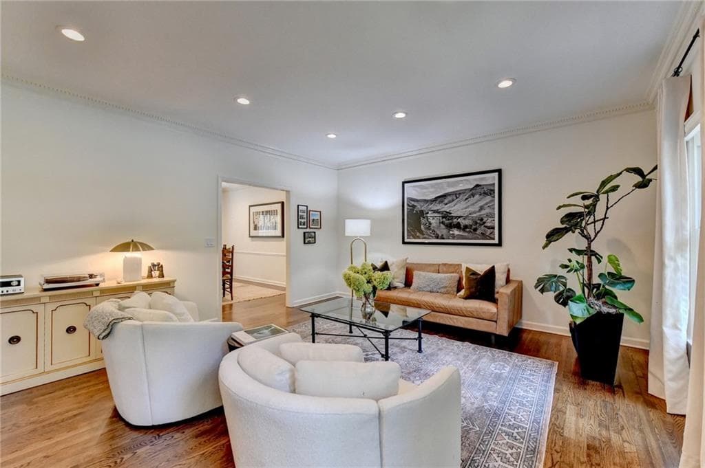 4 bedroom, 4 bathroom, 3,148 sq ft single family residence under contract at 585 Cambridge Way, Sandy Springs, GA 30328 — photo 6