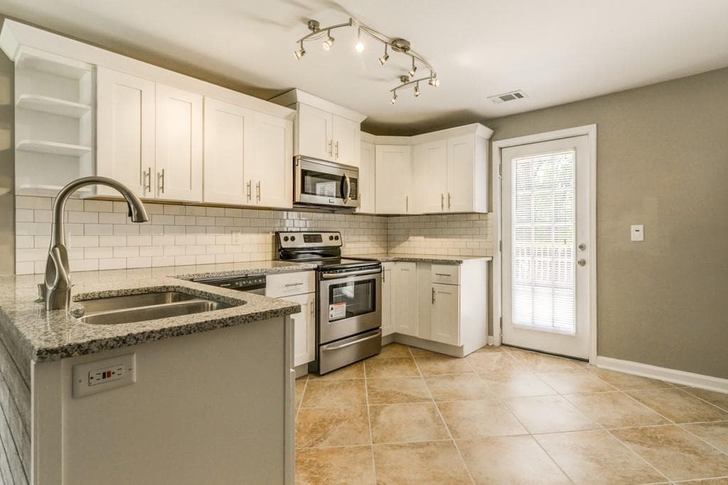 3 bedroom, 2 bathroom, 1,334 sq ft single family residence for rent at 567 Ashburton Avenue, Decatur, GA 30032 for $2,195 a month — photo 3