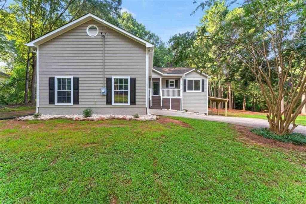 6 bedroom, 3 bathroom, 2,768 sq ft single family residence under contract at 13 Old Mill Court, Stockbridge, GA 30281 — photo 2