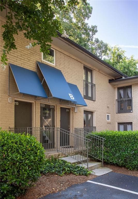 1 bedroom, 1 bathroom, 667 sq ft condominium for sale at 2023 Oakview Road 223, Atlanta, GA 30317 — photo 1 of 15