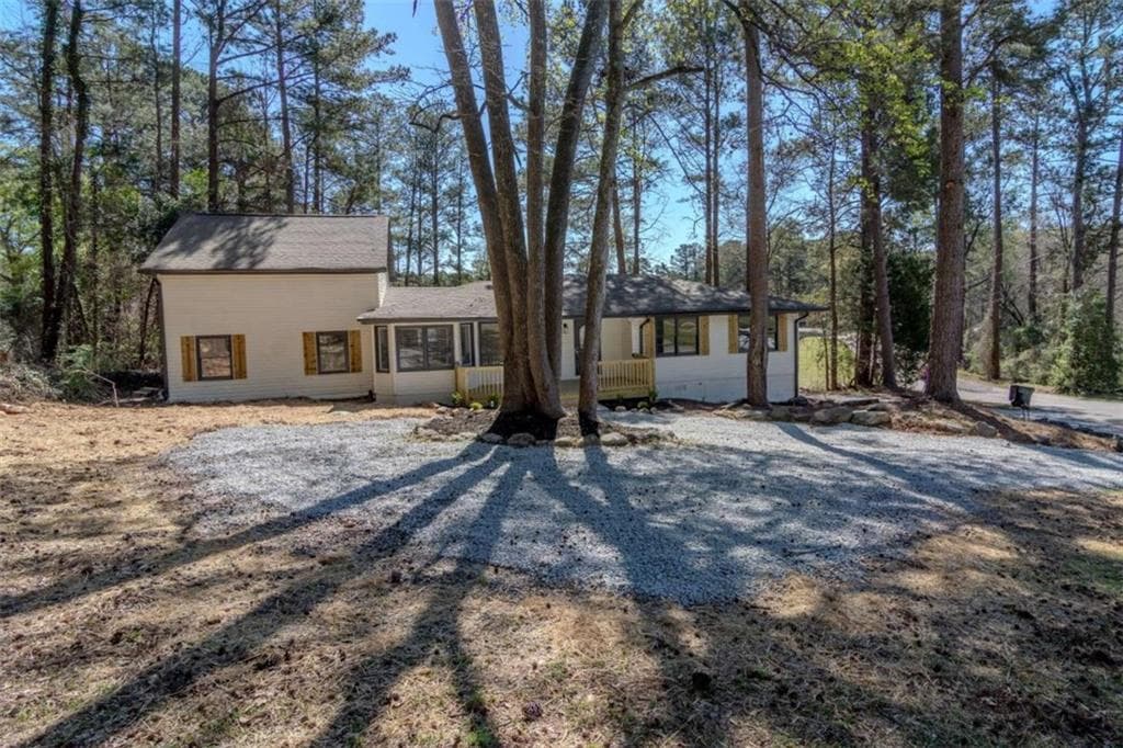 3 bedroom, 2 bathroom, 2,245 sq ft single family residence under contract at 2541 Winding Lake Trail, Conyers, GA 30012 — photo 2