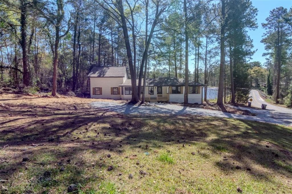 3 bedroom, 2 bathroom, 2,245 sq ft single family residence under contract at 2541 Winding Lake Trail, Conyers, GA 30012 — photo 3