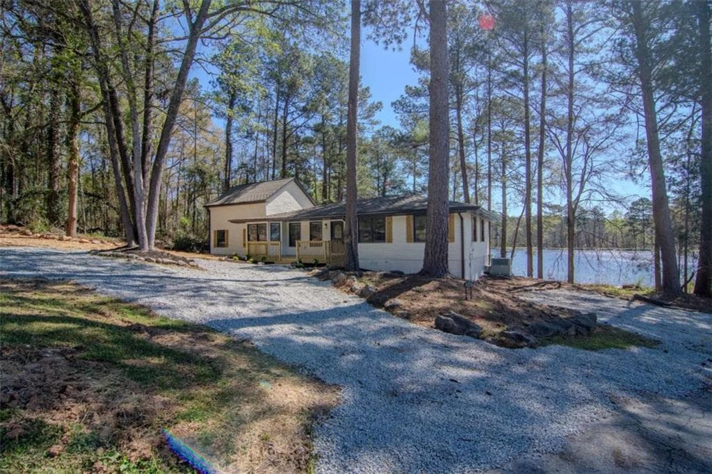 3 bedroom, 2 bathroom, 2,245 sq ft single family residence under contract at 2541 Winding Lake Trail, Conyers, GA 30012 — photo 4