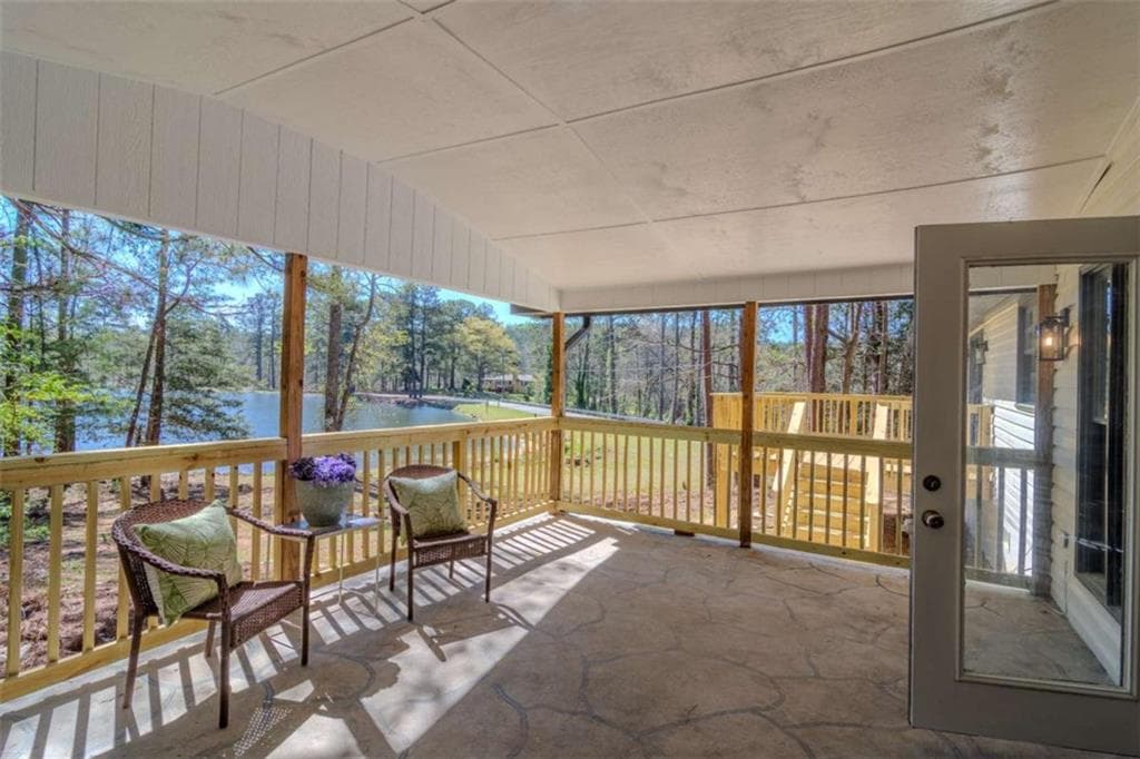 3 bedroom, 2 bathroom, 2,245 sq ft single family residence under contract at 2541 Winding Lake Trail, Conyers, GA 30012 — photo 10