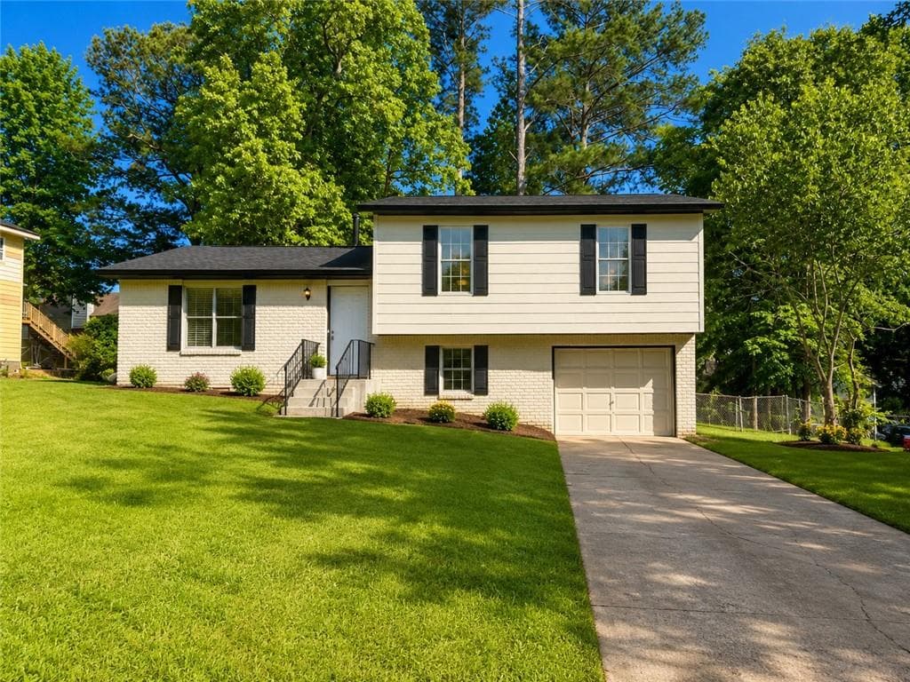 4 bedroom, 2 bathroom, 1,104 sq ft single family residence for sale at 1683 Spoonbill Road, Jonesboro, GA 30238 — photo 2