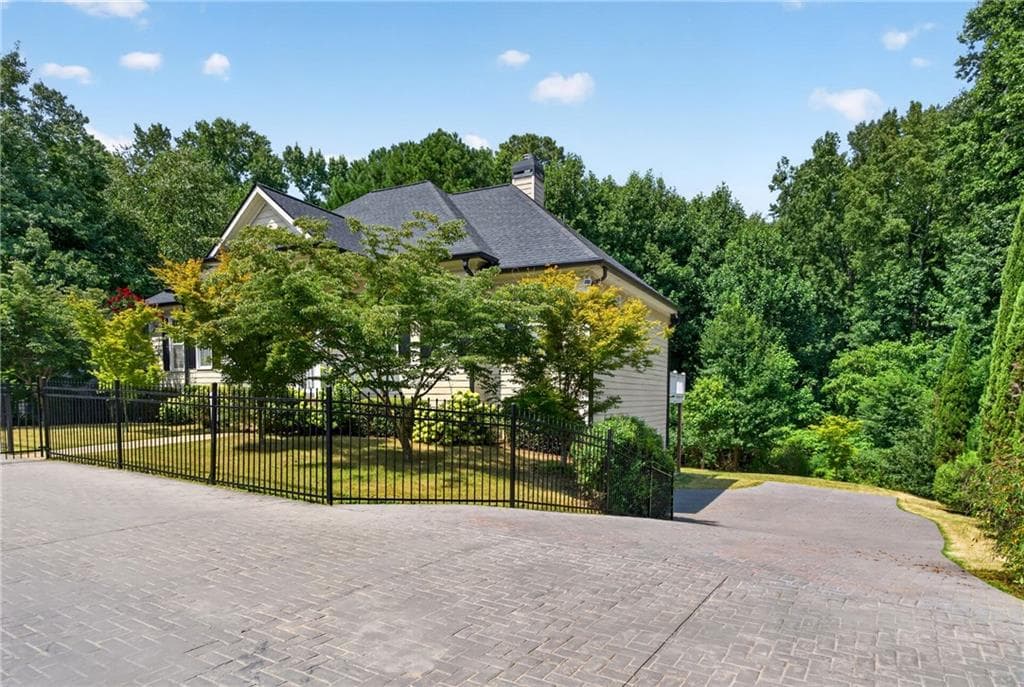 4 bedroom, 3 bathroom, 2,725 sq ft single family residence under contract at 1880 Mayfield Road, Alpharetta, GA 30009 — photo 3