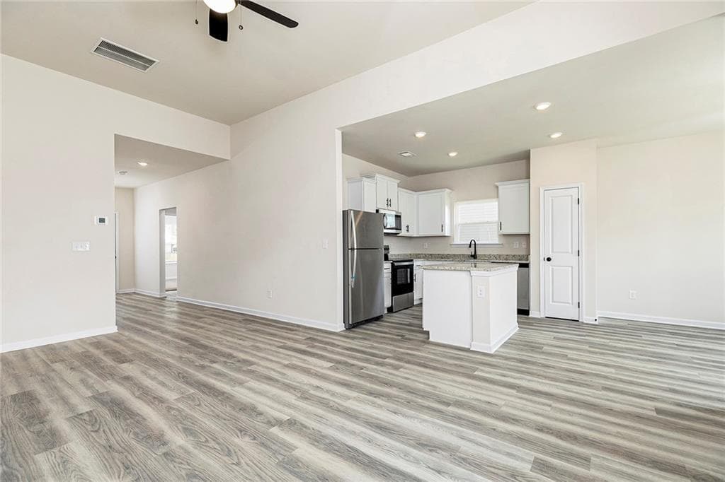 3 bedroom, 2 bathroom, 1,408 sq ft single family residence for sale at 244 Sunfish Circle, Jefferson, GA 30548 — photo 4