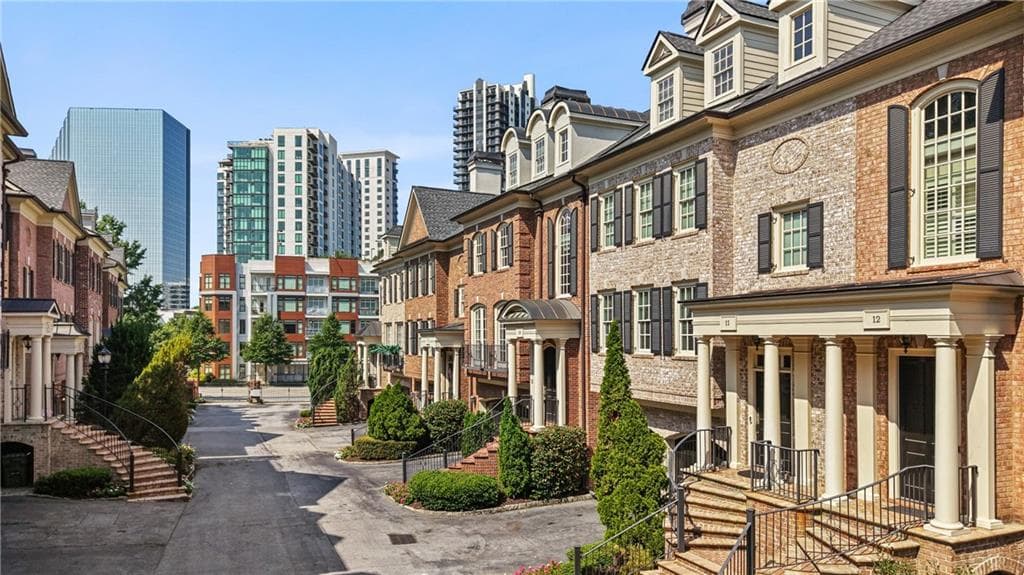 4 bedroom, 5 bathroom, 2,614 sq ft townhouse for sale at 3475 Roxboro Road 10, Atlanta, GA 30326 — photo 2