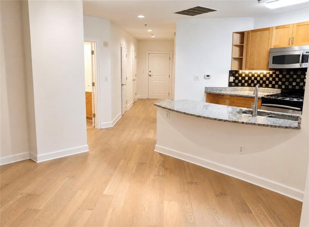 2 bedroom, 2 bathroom, 1,333 sq ft condominium for rent at 325 E Paces Ferry Road 502, Atlanta, GA 30305 for $2,799 a month — photo 6