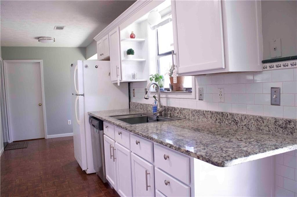 4 bedroom, 2 bathroom, 1,882 sq ft single family residence for sale at 5744 Everglades Lane, Norcross, GA 30071 — photo 9