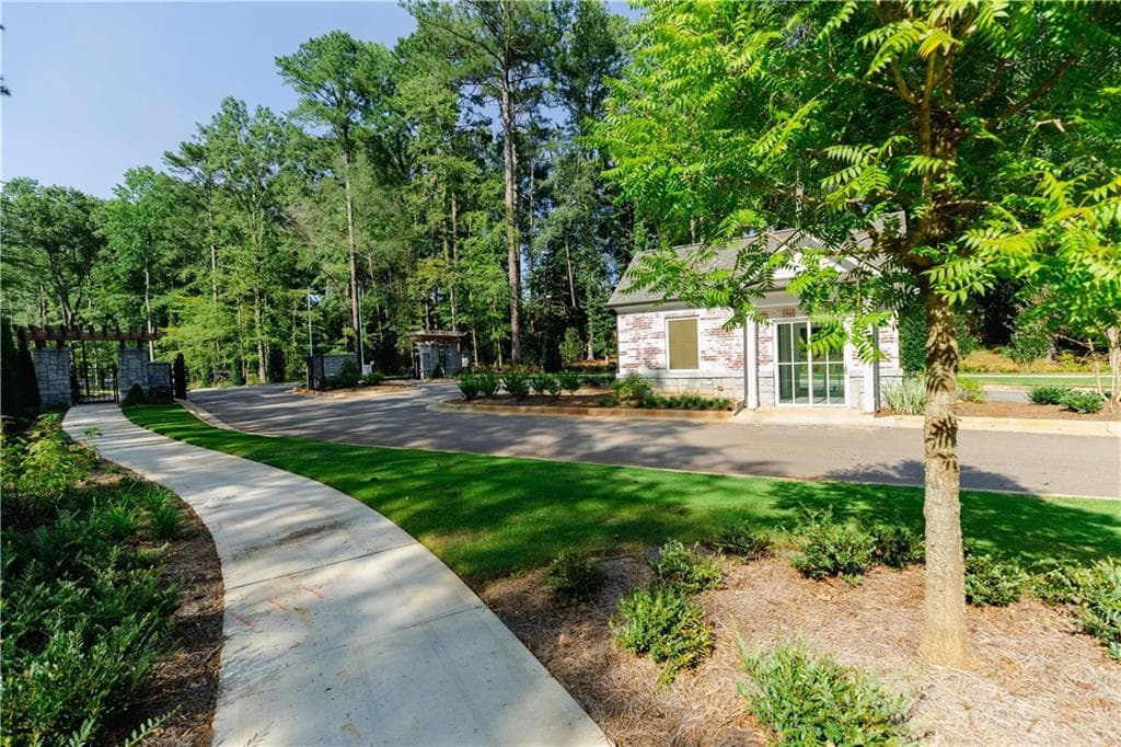 3 bedroom, 2 bathroom, 2,350 sq ft condominium for sale at 5067 Shirley Oaks Drive 307, Peachtree Corners, GA 30092 — photo 6