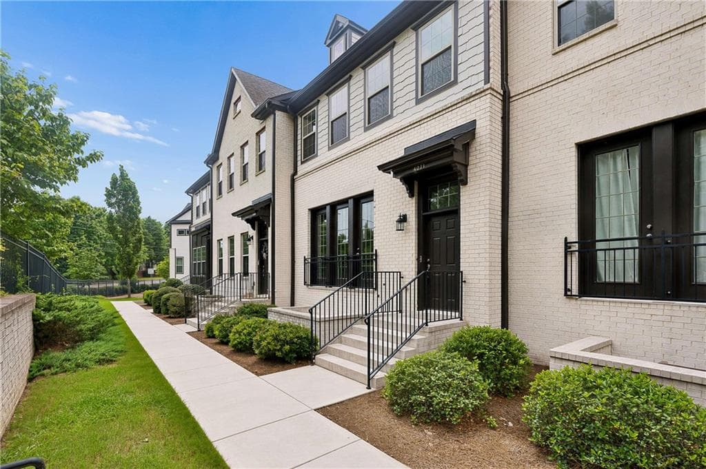 4 bedroom, 4 bathroom, 2,530 sq ft townhouse for sale at 4812 Highside Way, Smyrna, GA 30082 — photo 2