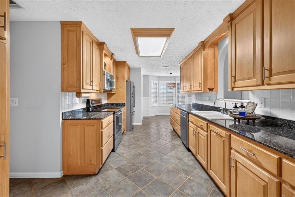 3 bedroom, 2 bathroom, 1,802 sq ft single family residence for sale at 1561 Timber Heights Drive, Loganville, GA 30052 — photo 5