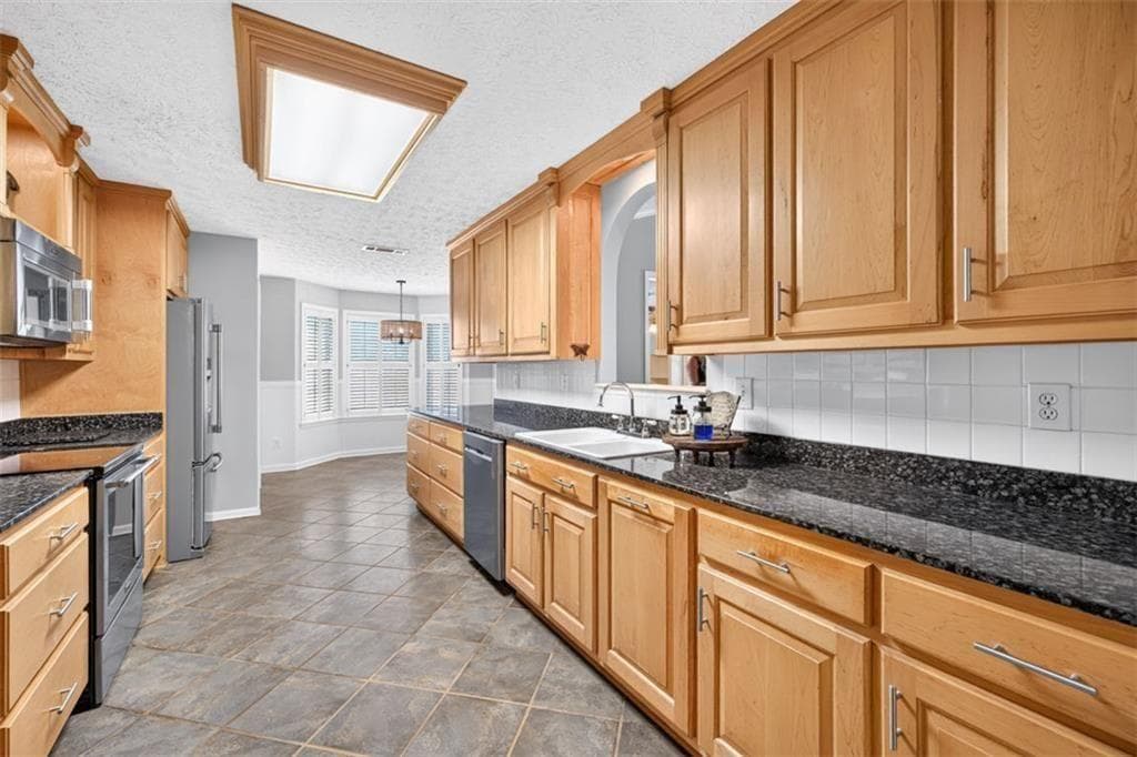 3 bedroom, 2 bathroom, 1,802 sq ft single family residence for sale at 1561 Timber Heights Drive, Loganville, GA 30052 — photo 6