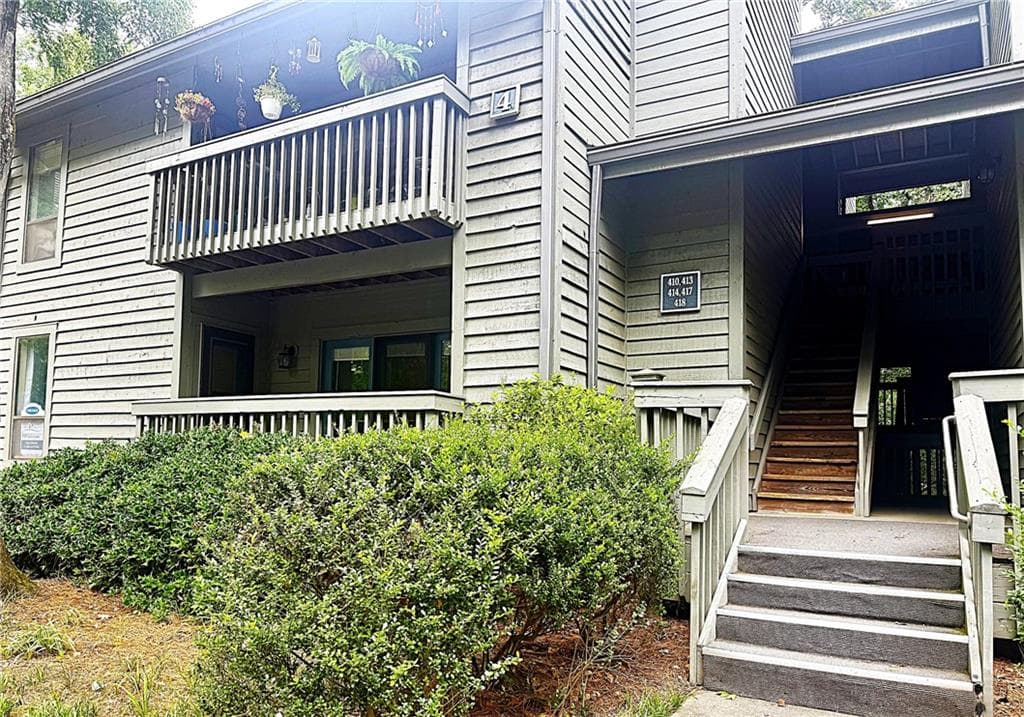 2 bedroom, 1 bathroom, 1,045 sq ft condominium for sale at 413 Tuxworth Circle, Decatur, GA 30033 — photo 1 of 29