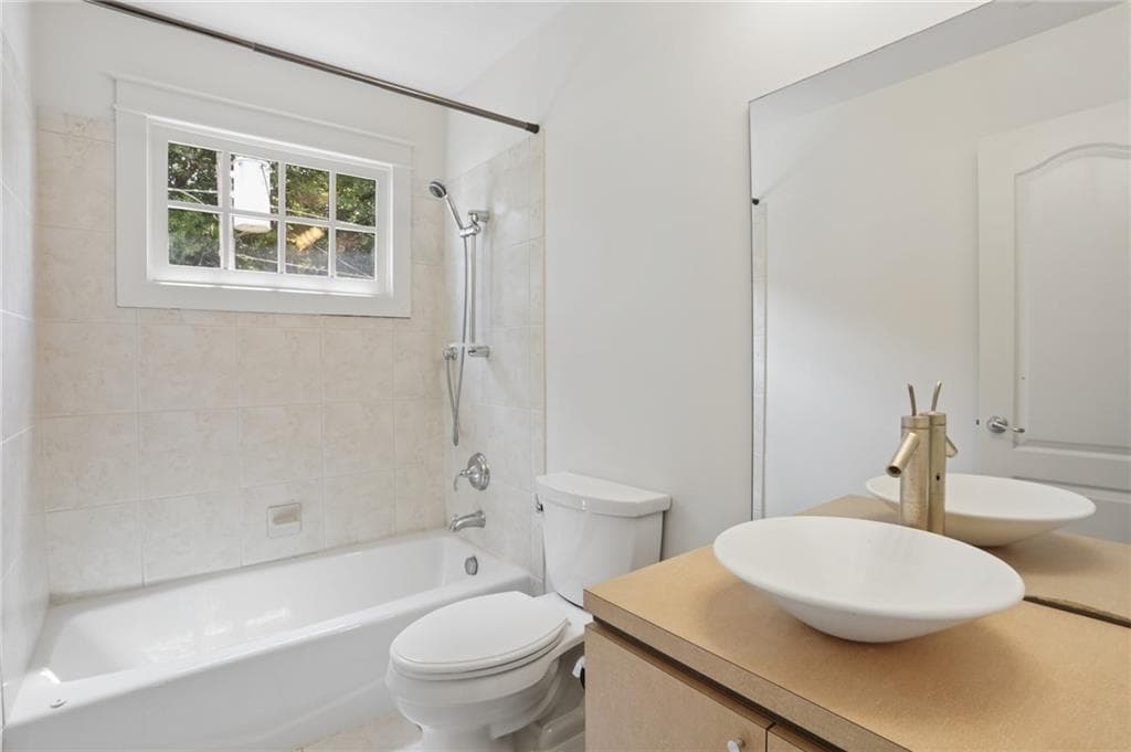 2 bedroom, 2 bathroom, 1,300 sq ft triplex for rent at 292 Fortune Street C, Atlanta, GA 30312 for $2,750 a month — photo 9