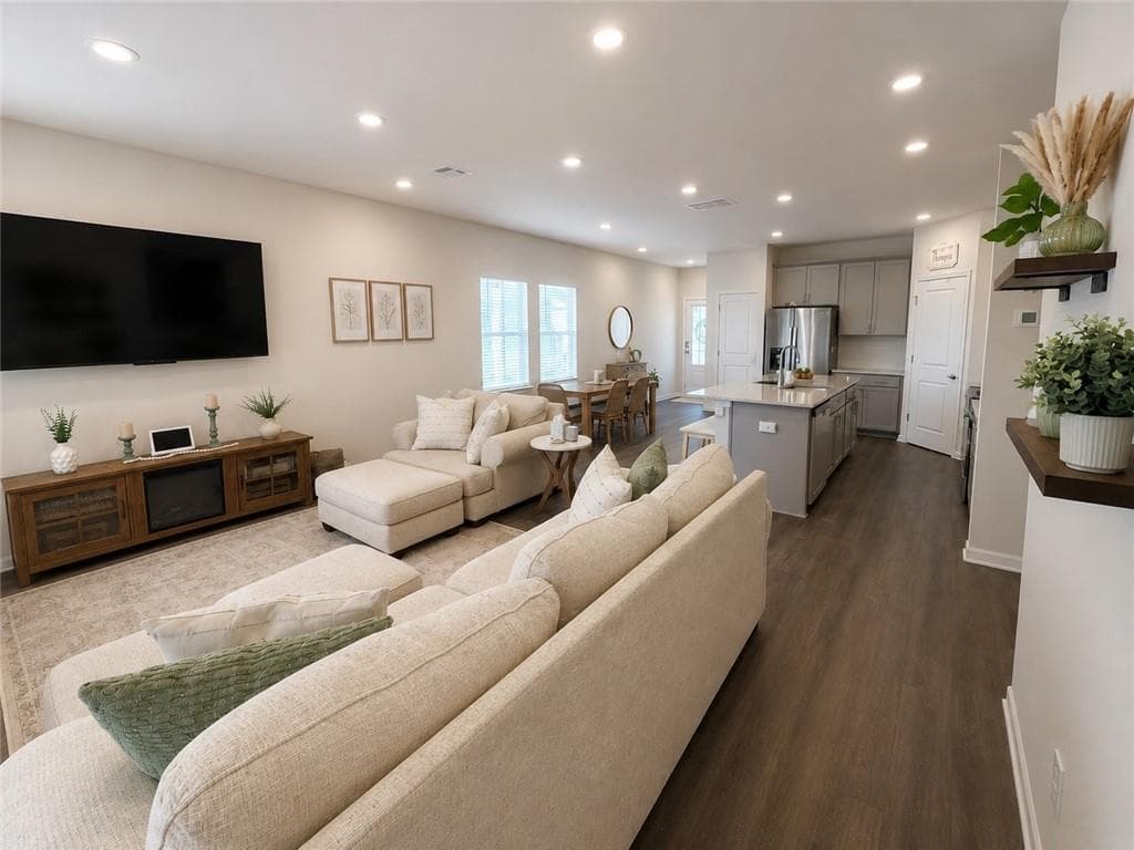 3 bedroom, 3 bathroom, 1,868 sq ft townhouse for sale at 6395 Apalachee Way, Smyrna, GA 30126 — photo 2