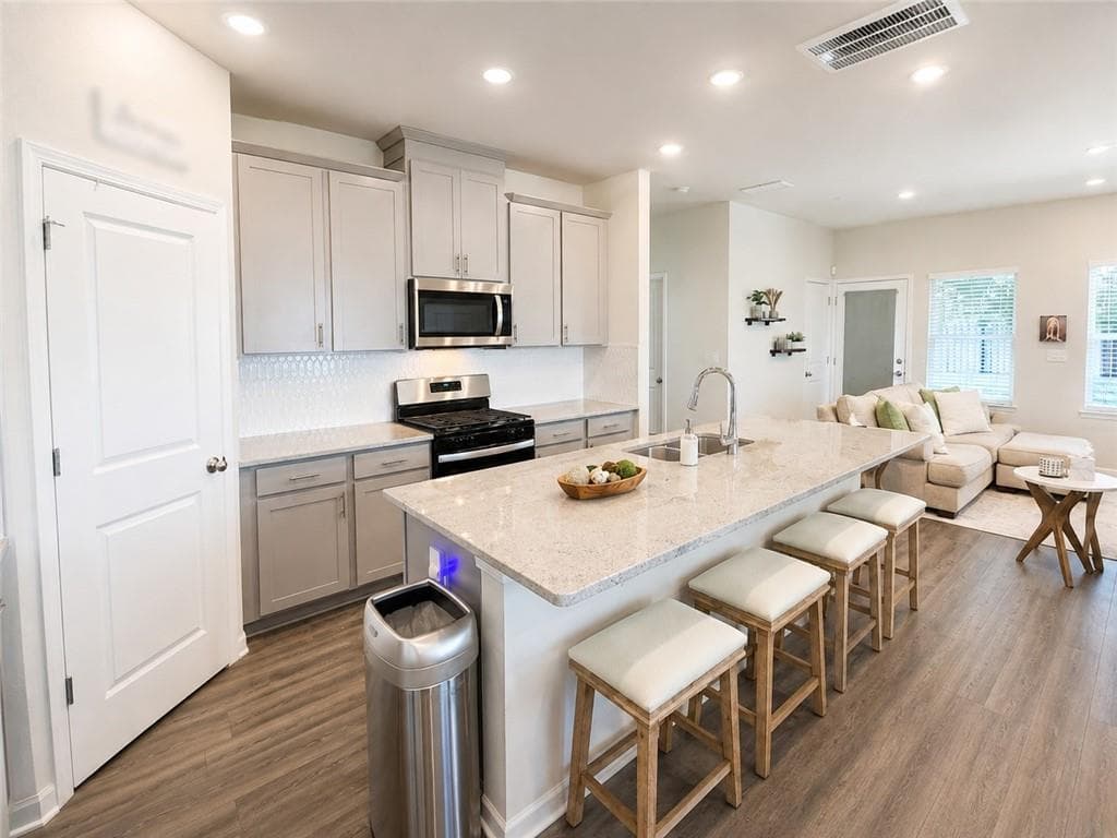 3 bedroom, 3 bathroom, 1,868 sq ft townhouse for sale at 6395 Apalachee Way, Smyrna, GA 30126 — photo 3