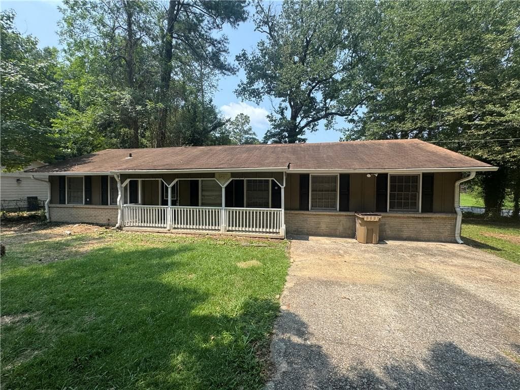 4 bedroom, 2 bathroom, 1,938 sq ft single family residence for sale at 8497 Stonewall Jackson Drive, Jonesboro, GA 30238