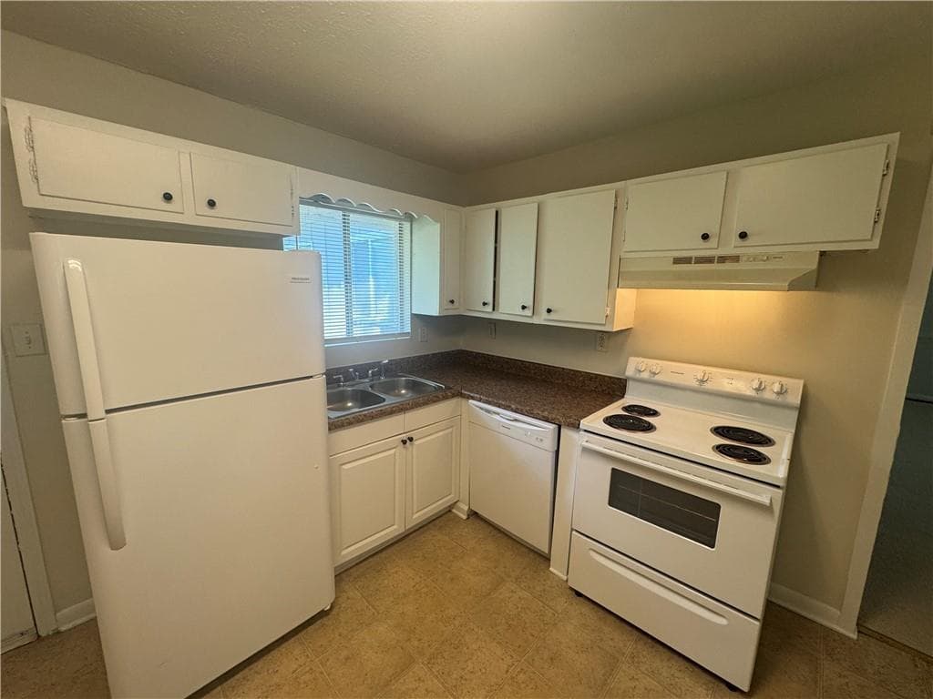 4 bedroom, 2 bathroom, 1,938 sq ft single family residence for sale at 8497 Stonewall Jackson Drive, Jonesboro, GA 30238 — photo 2