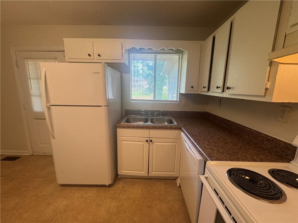 4 bedroom, 2 bathroom, 1,938 sq ft single family residence for sale at 8497 Stonewall Jackson Drive, Jonesboro, GA 30238 — photo 3