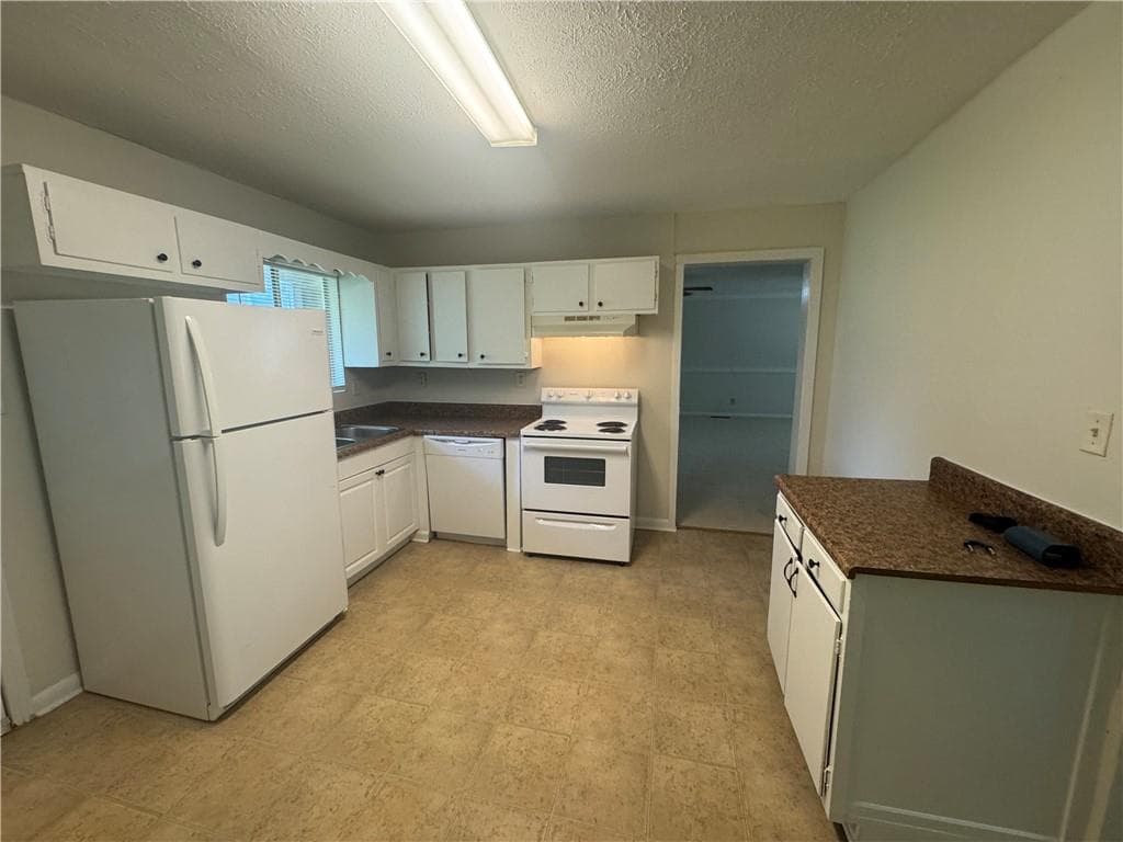 4 bedroom, 2 bathroom, 1,938 sq ft single family residence for sale at 8497 Stonewall Jackson Drive, Jonesboro, GA 30238 — photo 4
