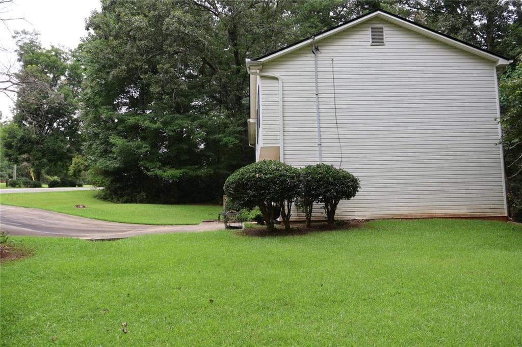 3 bedroom, 2 bathroom, 1,158 sq ft single family residence under contract at 8748 Jenkins Road, Douglasville, GA 30187 — photo 3