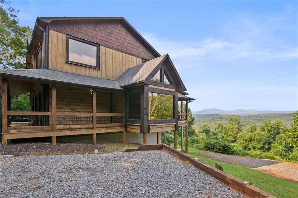 3 bedroom, 5 bathroom, 2,936 sq ft single family residence for sale at 231 Kyle Road, Blue Ridge, GA 30513 — photo 4