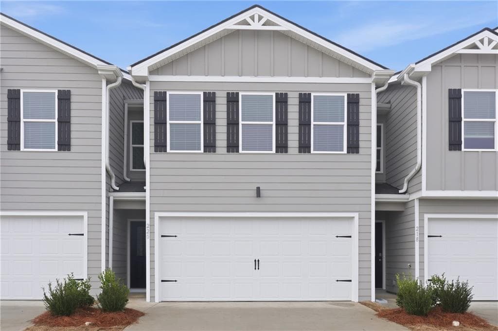 3 bedroom, 3 bathroom, 1,579 sq ft townhouse for sale at 220 Norchester Avenue, Hogansville, GA 30230